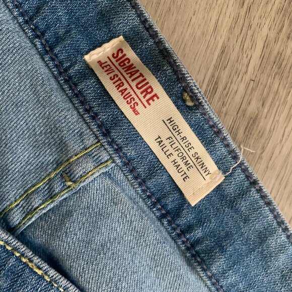 Levi's Signature Women’s Plus Size High Rise Ripped Denim Jeans - Picture 3 of 4